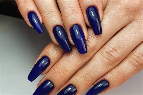 Les ongles bleu nuit .